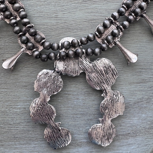 White Howlite Squash Blossom Necklace in Southwestern Navajo Style - Picture 5 of 8